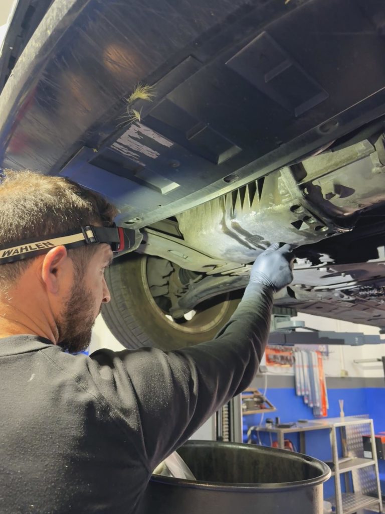 mecánico realizando reparación de mecánica general en taller en Castellón