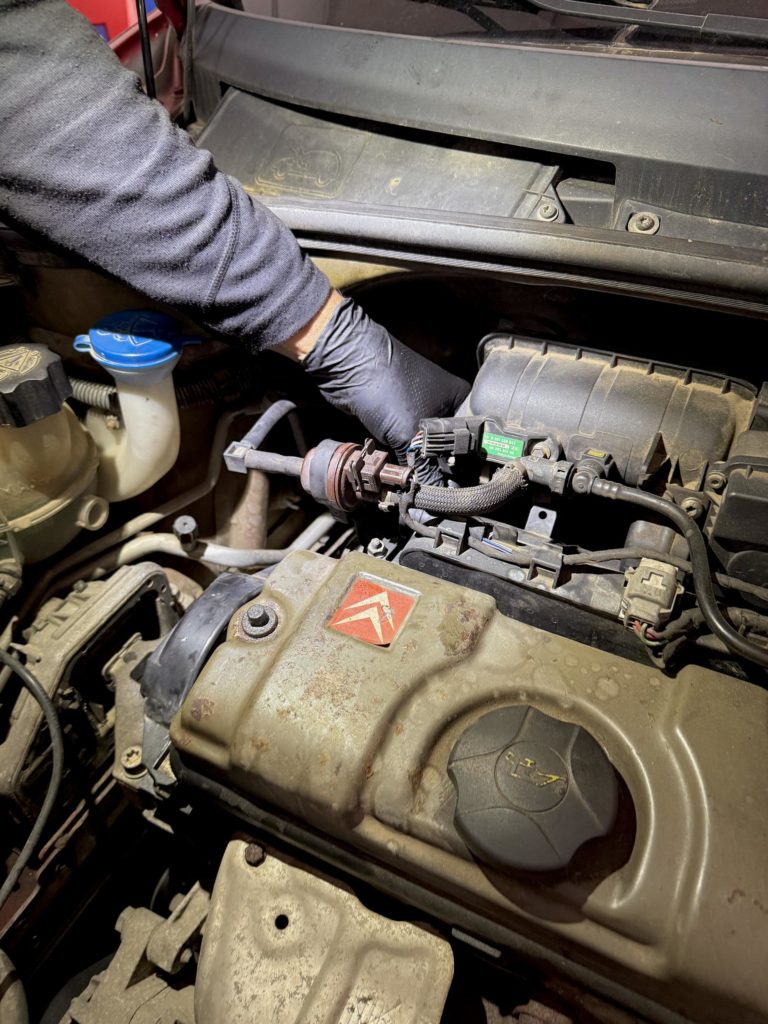 revisión de componentes eléctricos del coche durante diagnóstico en taller en Castellón