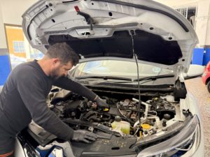 revisión del motor durante servicio de mecánica general en Grau de Castellón