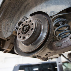detalle del sistema de frenos del coche durante revisión mecánica en taller